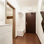 / 10 Min From Center / O2 Arena
