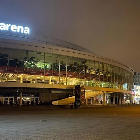 / 10 Min From Center / O2 Arena