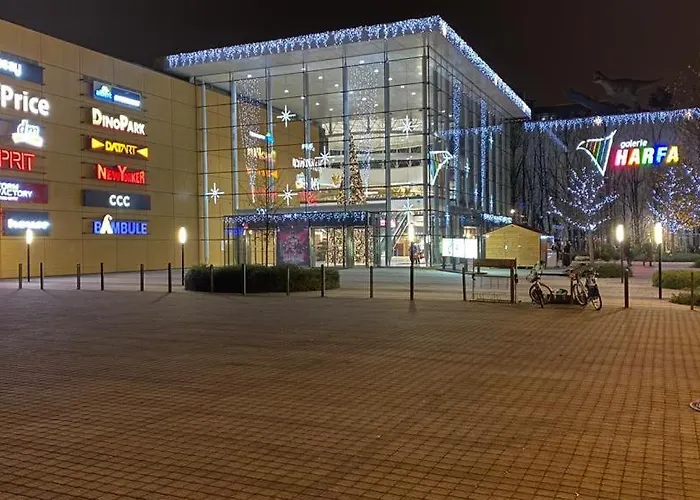 / 10 Min From Center / O2 Arena